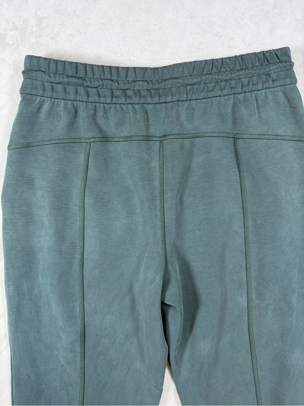 Women’s Lululemon Size 8 Softstreme High-Rise Straight-Leg Cropped Pant